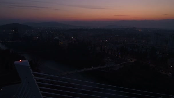 Vista aérea del puente del Milenio sobre el río Moraca en Podgorica — Vídeo de stock