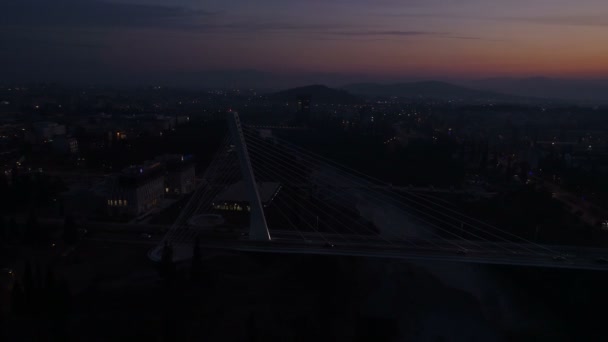 Uitzicht vanuit de lucht op de Millenniumbrug over de rivier Moraca in Podgorica — Stockvideo