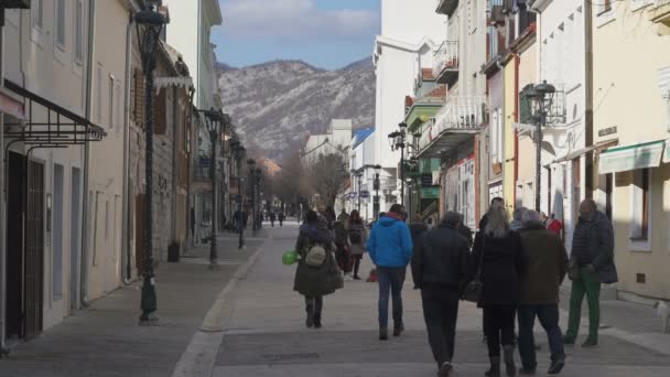 Cetinje, Μαυροβούνιο - 13 Ιανουαρίου 2020: παλιός πεζόδρομος στην πόλη — Αρχείο Βίντεο