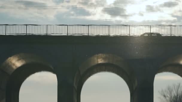 Reflejo del puente sobre la superficie del agua del río — Vídeo de stock