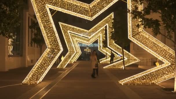 Podgorica, montenegro - 13. januar 2020: weihnachtliche lichtinstallation auf dem hauptplatz — Stockvideo