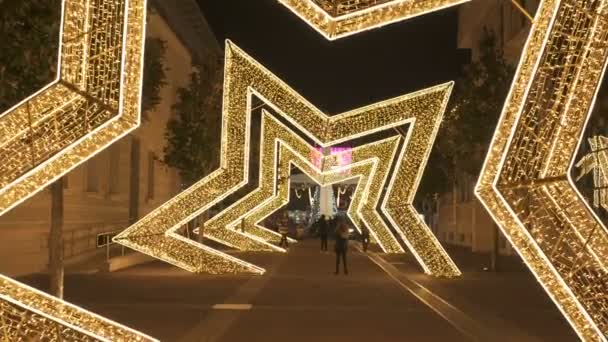 Podgorica, Montenegro - 13 de janeiro de 2020: instalação de luz de Natal na praça principal — Vídeo de Stock