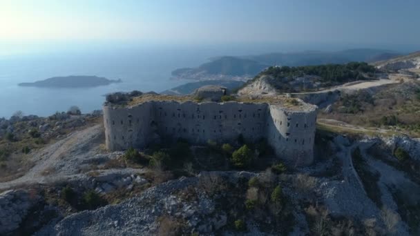 Vista aérea de la fortaleza de Kosmac situada en la carretera Budva-Cetinje . — Vídeos de Stock