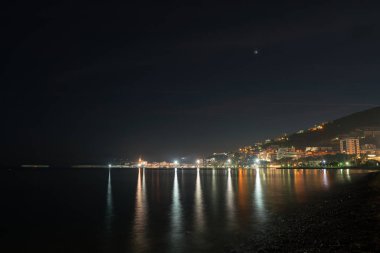 Budva şehir ışıklarının gece manzarası