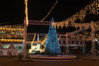 Podgorica, Karadağ - 13 Ocak 2020: Bağımsızlık Meydanı 'nda Noel ağacı