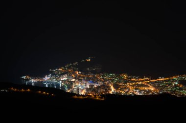 Budva şehir ışıklarının gece manzarası