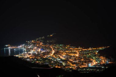 Budva şehir ışıklarının gece manzarası