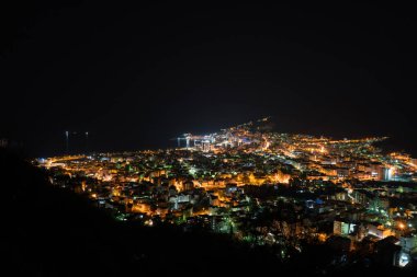 Budva şehir ışıklarının gece manzarası