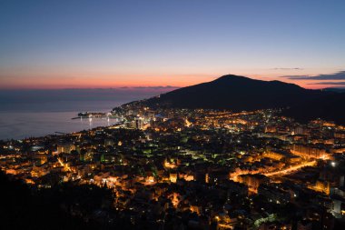 Budva şehir ışıklarının gece manzarası