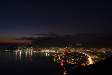 Budva şehir ışıklarının gece manzarası
