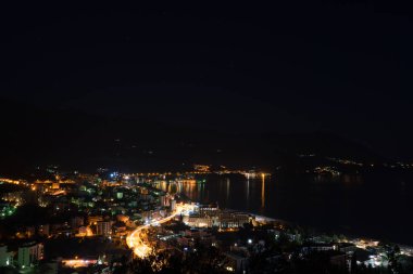 Becici şehir ışıklarının gece manzarası