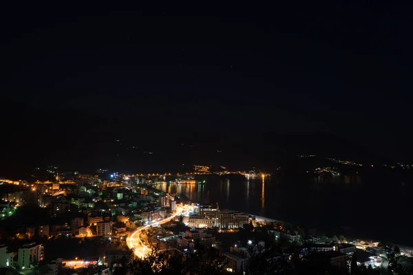 Vista delle luci della città di Becici di notte — Foto Stock