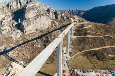 Karadağ'daki Moraca kanyonda yeni bir otoyol köprü inşaatı