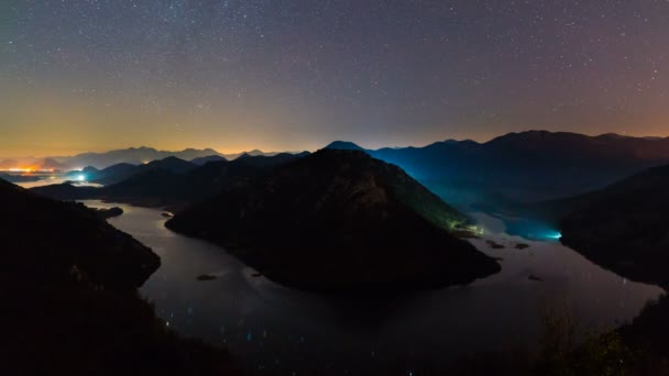 夜间在Skadar湖国家公园北部地区的绿色金字塔和Rijeka Crnojevica河弯道. — 图库视频影像
