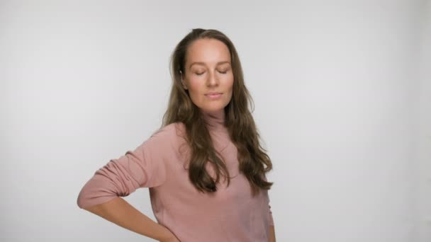 Retrato de una mujer coqueta y sonriente en una blusa rosa — Vídeos de Stock