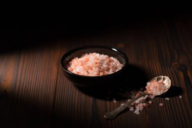 Koyu ahşap masada pembe himalaya tuzu