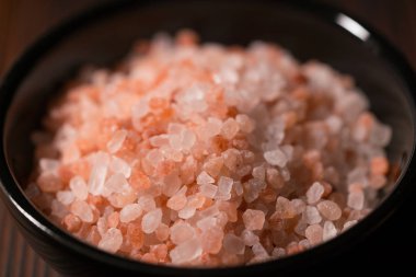 Koyu ahşap masada pembe himalaya tuzu