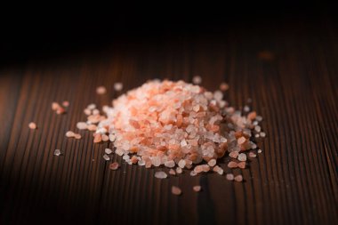 Himalaya tuzu yığını ahşap bir yüzey üzerinde