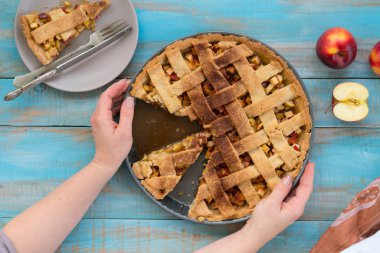 Ev yapımı elmalı turta, fırın kabında..