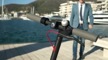 Yakışıklı iş adamı elektrikli scooterla hareket etmeye başladı.