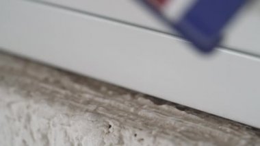 uygulanan silikon dolgu macunu doldurmayı silahlı adamım