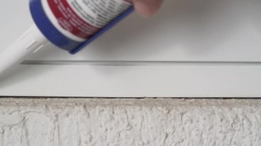 uygulanan silikon dolgu macunu doldurmayı silahlı adamım