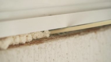 Pencere kurarken boşlukları doldurmak için poliüretan köpük kullanılıyor.