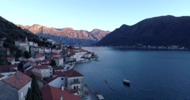 Karadağ 'ın Boka Körfezi ve eski kenti Perast' in hava manzarası