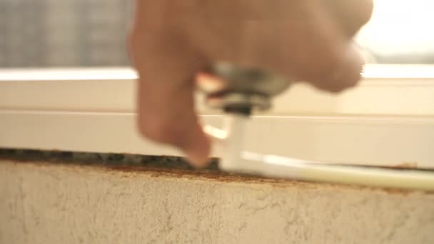Verwendung von Polyurethanschaum zum Füllen von Lücken beim Einbau eines Fensters. — Stockvideo