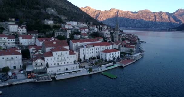 Vista aérea de la bahía de Boka y el casco antiguo de Perast en Montenegro — Vídeos de Stock