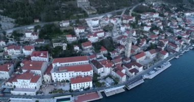 Karadağ 'ın Boka Körfezi ve eski kenti Perast' in hava manzarası