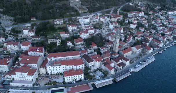 Αεροφωτογραφία του κόλπου Μπόκα και της παλιάς πόλης Περαστ στο Μαυροβούνιο — Αρχείο Βίντεο