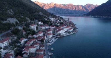 Karadağ 'ın Boka Körfezi ve eski kenti Perast' in hava manzarası