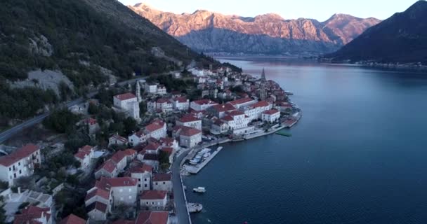 黑山Boka湾和Perast老城的航空图 — 图库视频影像