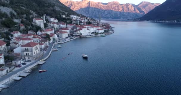 黑山Boka湾和Perast老城的航空图 — 图库视频影像