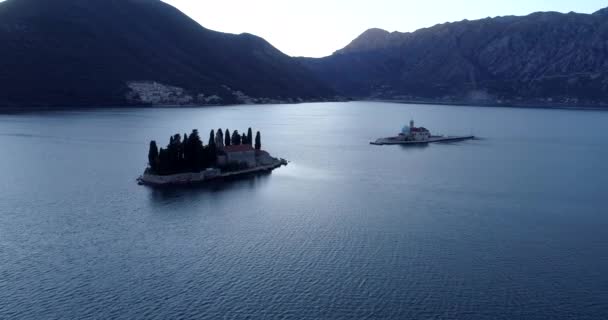 Luchtfoto van St. George en Gospa od Skrpela eilanden in de buurt van de stad Perast in Montenegro — Stockvideo
