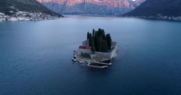 Vista aérea de la isla de St. George y el casco antiguo Perast en Montenegro — Vídeo de stock