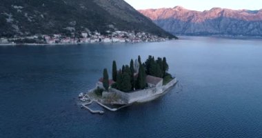 Karadağ 'ın Boka Körfezi ve eski kenti Perast' in hava manzarası