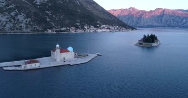 St. George ve Gospa od Skrpela adalarının havadan görünüşü Perast