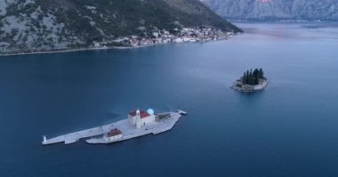 Karadağ 'ın Boka Körfezi ve eski kenti Perast' in hava manzarası