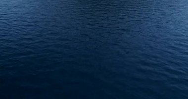 Koyu su yüzeyi hava görüntüsü