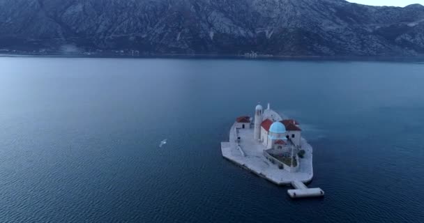 Gospa od Skrpela islas cerca de la ciudad Perast en Montenegro — Vídeo de stock