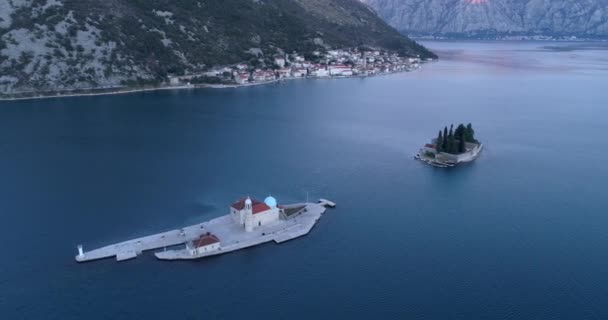 Vista aérea de la bahía de Boka y el casco antiguo de Perast en Montenegro — Vídeo de stock