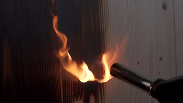 Cepillado con un quemador de gas en casa. Tratar la parte blanda de la madera con fuego. Decoración de productos de madera — Vídeo de stock