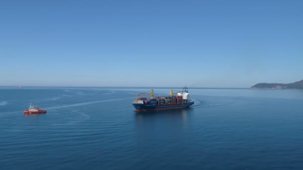 Bar, Montenegro - 17 de marzo de 2020: Vista aérea del buque de carga. Gran buque portacontenedores en el mar — Vídeo de stock