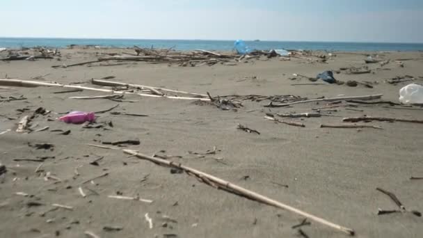 Пляж забруднений пластиком та іншим сміттям — стокове відео