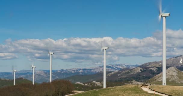 Moinhos de vento convertendo energia eólica em eletricidade — Vídeo de Stock