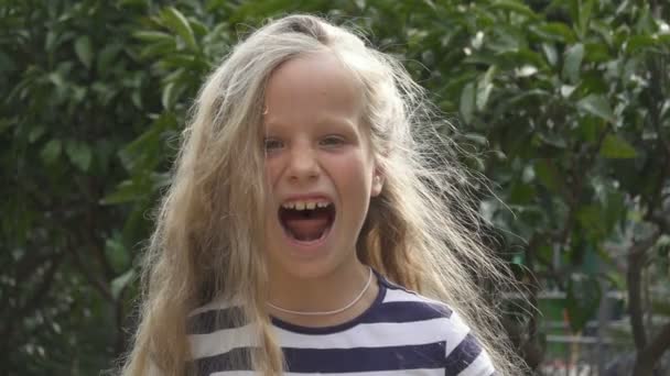 Fille crier dans le jardin — Video