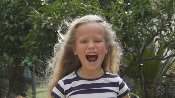 Menina gritando no jardim — Vídeo de Stock