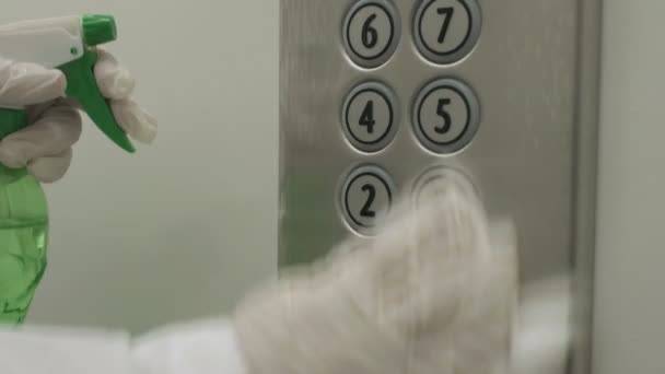 A nő nedves törlőkendőt és alkoholos fertőtlenítő spray-t használ a lift nyomógombjának tisztítására. Fertőtlenítés, tisztaság és egészségügyi ellátás, Koronavírus elleni COVID-19 — Stock videók